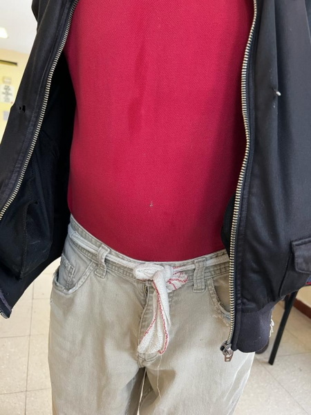 Foto de los VIII Premios UMASAM 2023, una persona con camiseta y patnalones. Los pantalones en vez de cinturón llevan unaas vendas