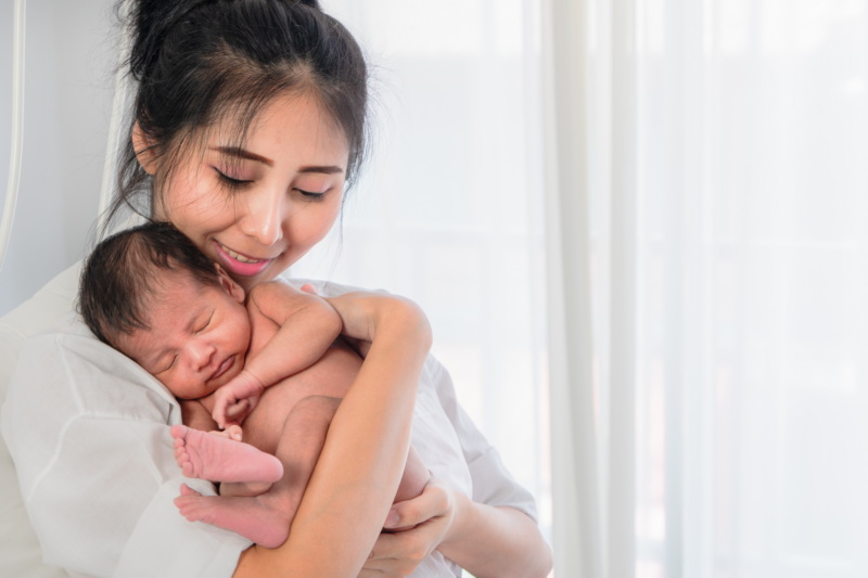 teoría del vínculo afectivo o apego madres sostiene a bebe en brazos